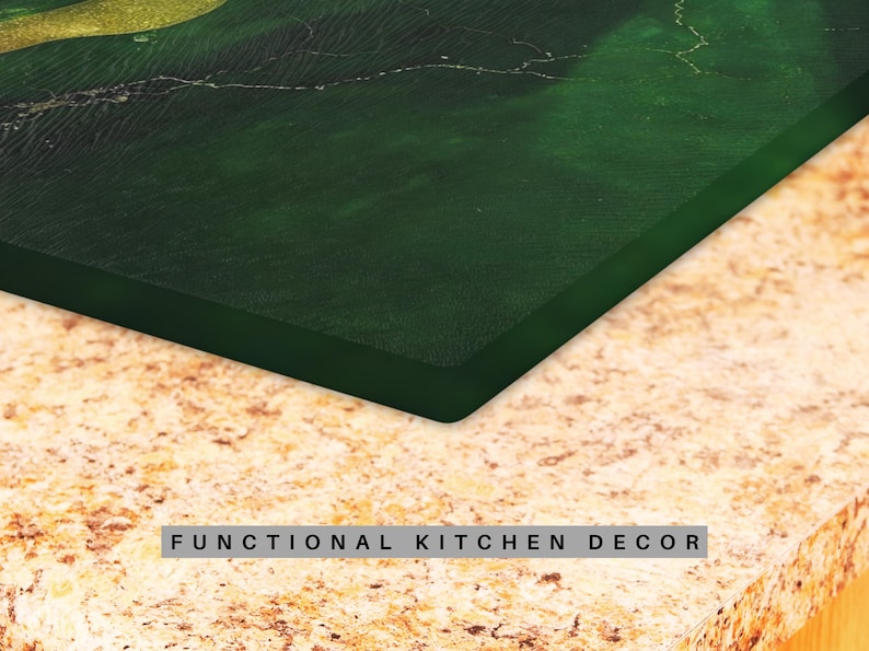 Puede incluir: Primer plano de una tabla de cortar rectangular verde oscuro con un dise&ntilde;o similar al m&aacute;rmol. La tabla de cortar est&aacute; sobre una encimera marr&oacute;n claro. El texto "FUNCTIONAL KITCHEN DECOR" est&aacute; en la parte inferior.