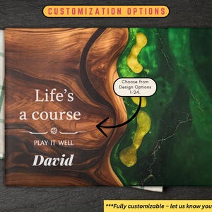 Puede incluir: Tabla de cortar de madera personalizable con tem&aacute;tica de golf. La tabla presenta un dise&ntilde;o de vetas de madera marr&oacute;n con una secci&oacute;n de resina epoxi verde y dorada. El texto incluye "Life's a course, Play it well, David."