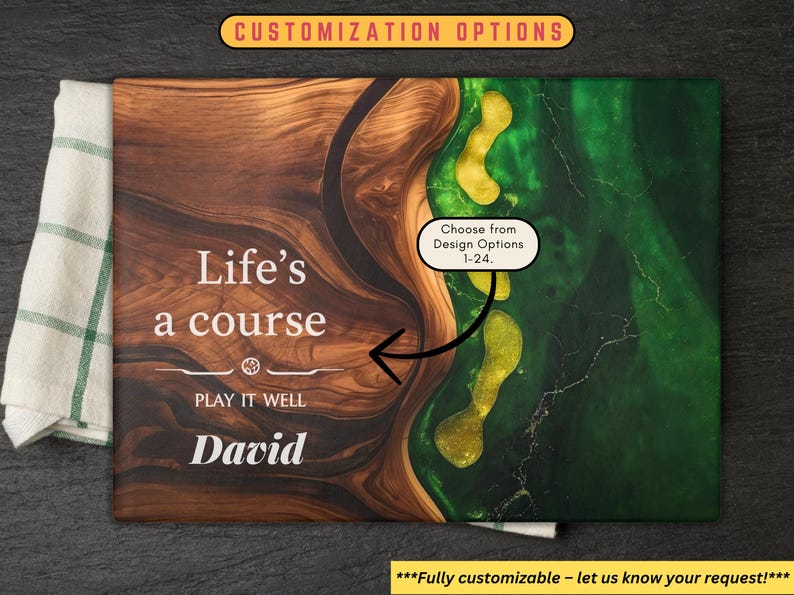 Puede incluir: Tabla de cortar de madera personalizable con tem&aacute;tica de golf. La tabla presenta un dise&ntilde;o de vetas de madera marr&oacute;n con una secci&oacute;n de resina epoxi verde y dorada. El texto incluye "Life's a course, Play it well, David."