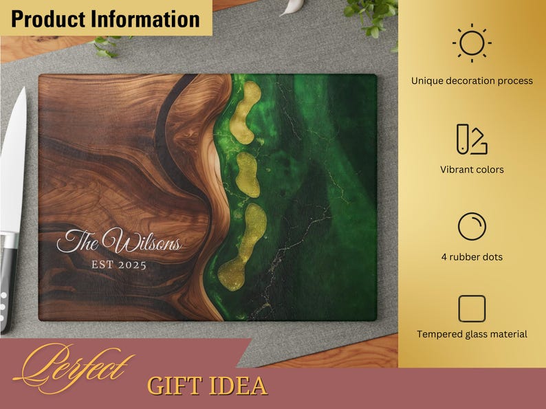 Puede incluir: Tabla de cortar rectangular de madera con un dise&ntilde;o &uacute;nico. Presenta una combinaci&oacute;n de madera marr&oacute;n y resina epoxi verde con detalles dorados. El texto "The Wilsons EST 2025" se muestra en la madera. Tambi&eacute;n se ven las palabras "Product Information" y "Perfect GIFT IDEA".