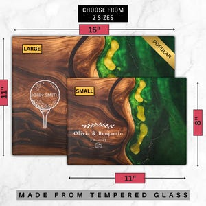 Puede incluir: Tablas de cortar de vidrio templado con dise&ntilde;os de campos de golf y personalizados. La tabla grande mide 38 cm x 28 cm y la peque&ntilde;a 28 cm x 20 cm. Una tabla presenta un gr&aacute;fico de pelota de golf y la otra un nombre y una fecha. "Elige entre 2 tama&ntilde;os" y "Hecho de vidrio templado" est&aacute;n escritos.