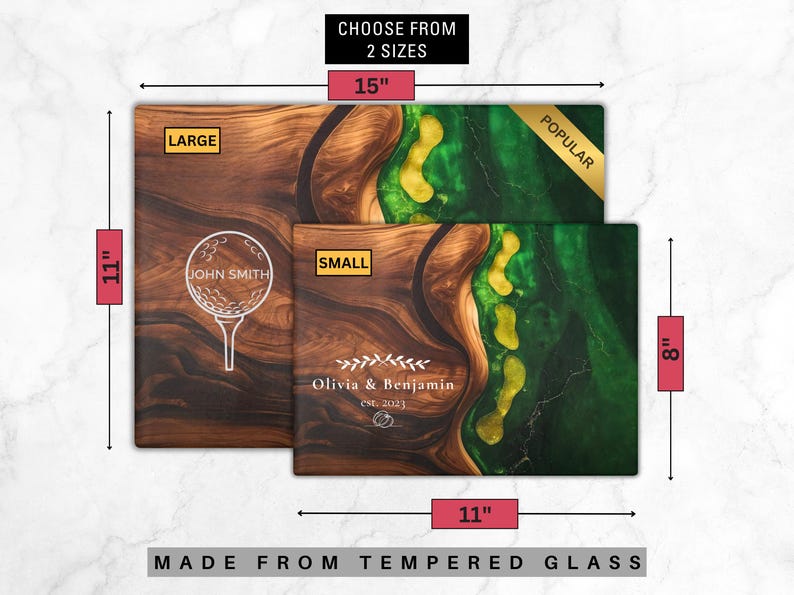 Puede incluir: Tablas de cortar de vidrio templado con dise&ntilde;os de campos de golf y personalizados. La tabla grande mide 38 cm x 28 cm y la peque&ntilde;a 28 cm x 20 cm. Una tabla presenta un gr&aacute;fico de pelota de golf y la otra un nombre y una fecha. "Elige entre 2 tama&ntilde;os" y "Hecho de vidrio templado" est&aacute;n escritos.