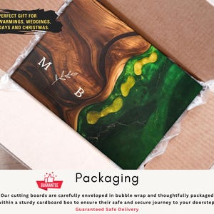 Puede incluir: Una tabla de cortar de madera con un dise&ntilde;o de resina epoxi marr&oacute;n oscuro y verde, personalizada con las iniciales "M B". La tabla est&aacute; empaquetada en una caja de cart&oacute;n, lista para regalar. El texto "PERFECT GIFT" es visible.