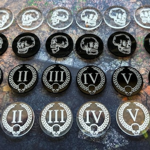Warhammer 40K-objectiefmarkeringen. Set van 6, helder, zwart of gekleurd acryl, cijfers of kartelschedels.