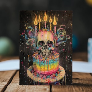 Rainbow Skull Surprise - gotische verjaardagskaart, levendige cake met schedeltopper, grillige en donkere feestgroet