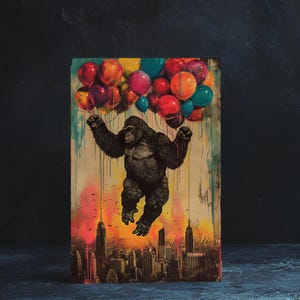 Kong's Skyward Soiree: Cartão de aniversário com King Kong flutuando com balões coloridos, gigante gentil, fantasia urbana, celebração nas alturas