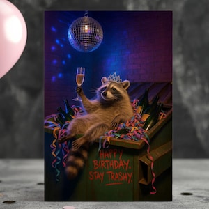 Dumpster Diva Deluxe - Carte d'anniversaire drôle de raton laveur, parodie d'humour, Stay Trashy Queen, soirée disco scintillante