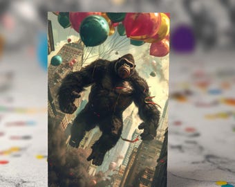 Op de afbeelding: Een grote, donkergrijze gorilla hangt in de lucht boven een stadsbeeld. De gorilla houdt een bos kleurrijke ballonnen vast, waaronder rode, gele, groene en blauwe. De gebouwen van de stad zijn hoog en grijs, en er zijn wolken in de lucht.