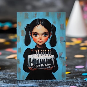 Dark Delight du mercredi | Carte d'anniversaire gothique, famille Addams, thème de gâteau, humour macabre, célébration effrayante, voeux d'horreur