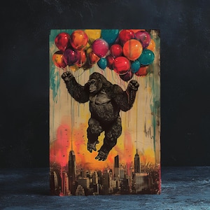 Kong's Skyward Soiree : King Kong flottant avec des ballons colorés, carte d'anniversaire douce géante, fantaisie urbaine, célébration vertigineuse