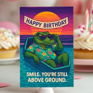 Acima do solo e fabuloso – Cartão de aniversário engraçado de crocodilo, humor de paródia, vibrações dos trópicos escuros, envelhecendo com ousadia