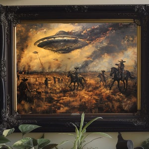 Puede incluir: Una pintura al óleo enmarcada que representa una escena de vaqueros a caballo cabalgando por un paisaje desértico con un platillo volante en el cielo. La pintura está ambientada en un fondo de puesta de sol ardiente.