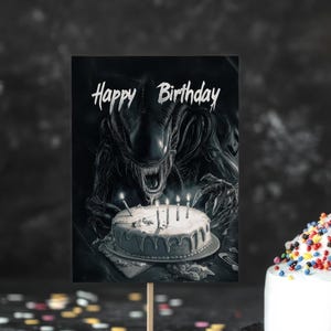 Carte d'anniversaire extraterrestre - gâteau dévorant xénomorphe, humour gothique de science-fiction, parodie amusante de fête en désordre