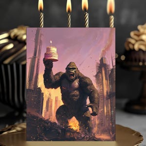Il regalo imponente di Kong: biglietto d'auguri gotico - King Kong in un paesaggio urbano, torta in mano