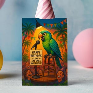 Papagaio Cake & Chaos – Paródia de cartão de aniversário engraçado, Humor de pássaro assado, Vibes de stand-up tropical, Cartão de felicitações físico