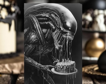 Alien Indulgence - carte d&#39;anniversaire gothique xénomorphe, rencontre avec un gâteau désordonné, célébration d&#39;horreur et de science-fiction, parodie de voeux extraterrestre unique