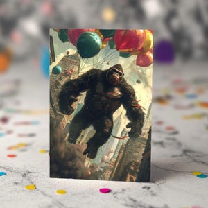 Jubilé urbain de Kong : carte d'anniversaire de King Kong avec des ballons, aventure de paysage urbain, célébration de monstres, fête de singes géants