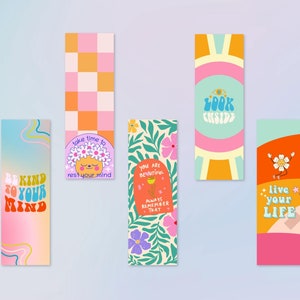 Puede incluir: Conjunto de seis marcap&aacute;ginas coloridos con afirmaciones positivas y dise&ntilde;os de inspiraci&oacute;n retro. Los marcap&aacute;ginas presentan ilustraciones de flores, un sol sonriente y un patr&oacute;n a cuadros. El texto en los marcap&aacute;ginas incluye frases como "S&eacute; amable con tu mente", "T&oacute;mate tiempo para descansar tu mente", "Eres hermosa, recuerda siempre eso", "Mira hacia adentro", "Raro y maravilloso", y "Vive tu vida".