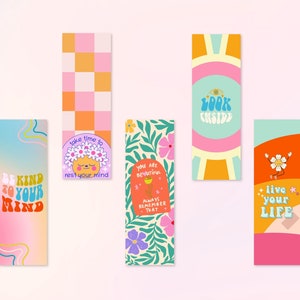 Puede incluir: Seis marcap&aacute;ginas coloridos con mensajes positivos y dise&ntilde;os de inspiraci&oacute;n retro. Los marcap&aacute;ginas presentan ilustraciones de flores, un sol sonriente y l&iacute;neas onduladas. El texto en los marcap&aacute;ginas incluye "Weird and Wonderful", "Be Kind to Your Mind", "Take Time to Rest Your Mind", "You Are Beautiful Always Remember That", "Look Inside", y "Live Your Life".