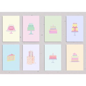 Op de afbeelding: Set van acht printbare kaarten met verschillende ge&iuml;llustreerde verjaardagstaarten in pastelkleuren. De kaarten zijn perfect om een ​​persoonlijke touch toe te voegen aan verjaardagsvieringen.