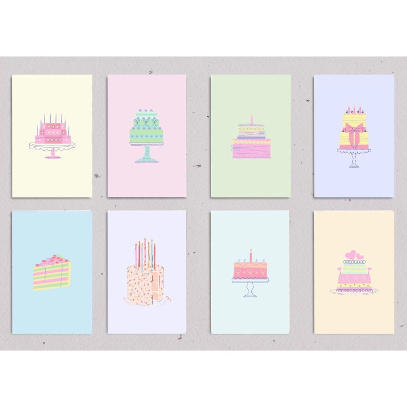 Op de afbeelding: Set van acht printbare kaarten met verschillende ge&iuml;llustreerde verjaardagstaarten in pastelkleuren. De kaarten zijn perfect om een ​​persoonlijke touch toe te voegen aan verjaardagsvieringen.
