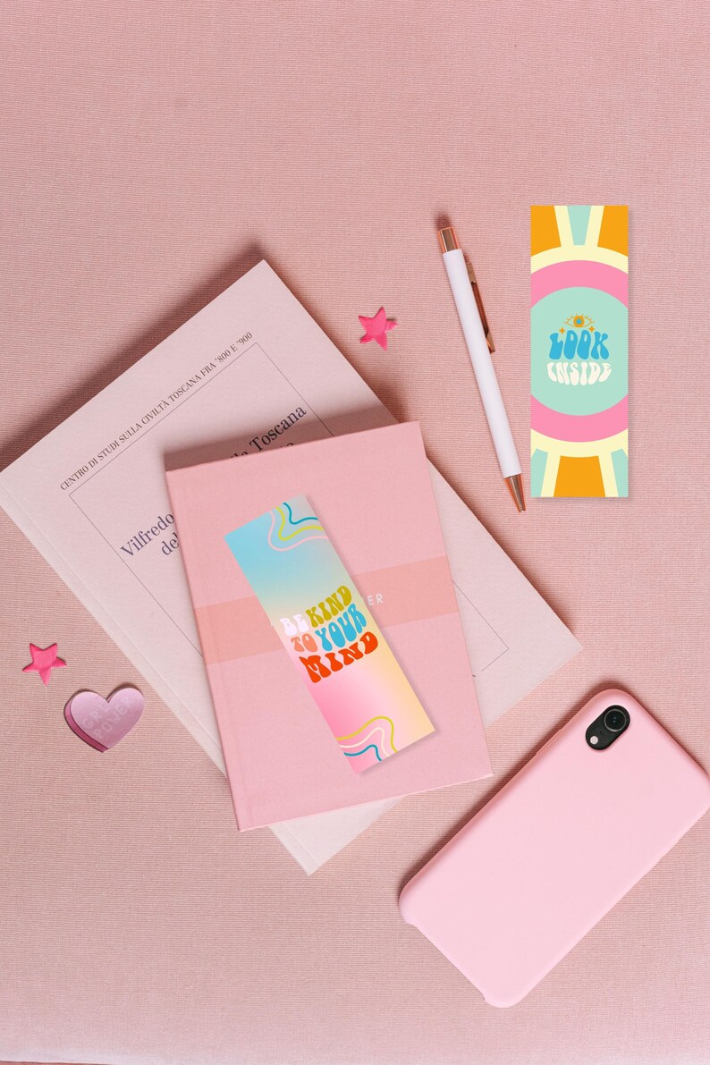 Puede incluir: Dos marcadores coloridos con mensajes inspiradores. Un marcador presenta un degradado arco&iacute;ris con el texto "Be Kind to Your Mind". El otro marcador tiene un dise&ntilde;o amarillo, rosa y azul con el texto "Look Inside".