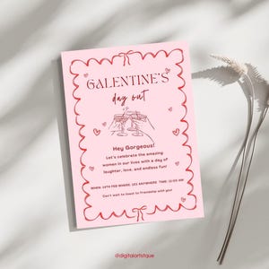Puede incluir: Invitaci&oacute;n imprimible rosa con texto rojo e ilustraciones para una celebraci&oacute;n del D&iacute;a de la Galent&iacute;n. El texto dice "GALENTINE'S day out" y "Hey Gorgeous! Let's celebrate the amazing women in our lives with a day of laughter, love, and endless fun! WHEN: 14TH FEB WHERE: 123 ANYWHERE TIME: 11:00 AM Can't wait to toast to friendship with you! @digitalartstque"