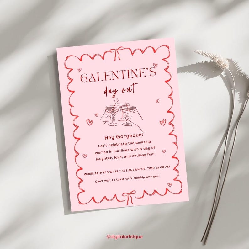Puede incluir: Invitaci&oacute;n imprimible rosa con texto rojo e ilustraciones para una celebraci&oacute;n del D&iacute;a de la Galent&iacute;n. El texto dice "GALENTINE'S day out" y "Hey Gorgeous! Let's celebrate the amazing women in our lives with a day of laughter, love, and endless fun! WHEN: 14TH FEB WHERE: 123 ANYWHERE TIME: 11:00 AM Can't wait to toast to friendship with you! @digitalartstque"
