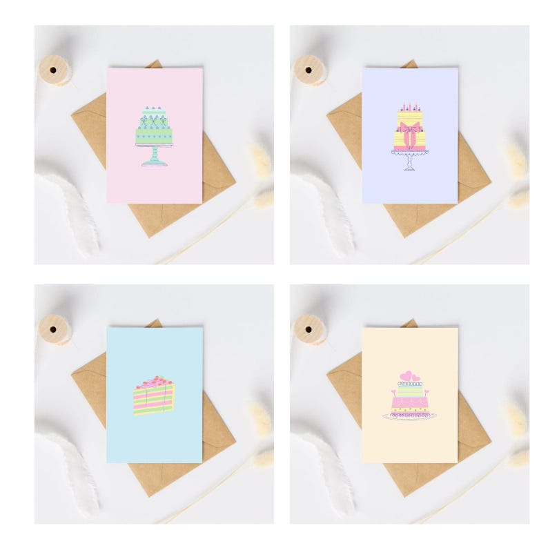 Op de afbeelding: Vier verschillende wenskaarten met illustraties van taarten. De kaarten liggen op een witte achtergrond met bruine enveloppen en wat decoratieve items.