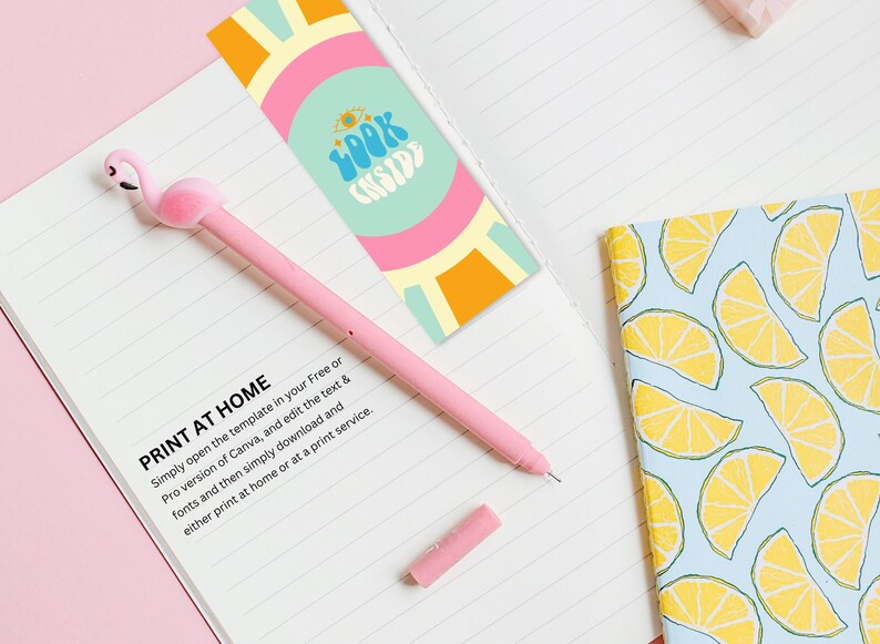 Puede incluir: Un bol&iacute;grafo rosa de flamenco con un cuaderno blanco y un marcap&aacute;ginas colorido que dice "Look Inside".