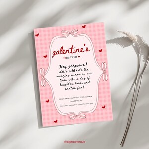 Puede incluir: Una invitaci&oacute;n de color rosa y blanco con estampado de cuadros vichy, con un marco blanco y corazones rojos. El texto dice "galentine's DAY OUT" y "Hey gorgeous! Let's celebrate the amazing women in our lives with a day of laughter, love, and endless fun! When: 14th Feb Where: 123 Anywhere Time: 11:00 am Can't wait to toast to friendship with you! @digitalartstque"