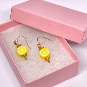 Gelbe Zitronenscheibe Ohrringe | easy peasy lemon squeezy, fruchtige goldfarbene Ohrhänger, Geschenkbox inklusive