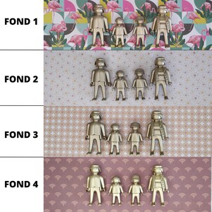 May include: Four gold-colored plastic figures arranged in a family group, consisting of two adult-sized figures and two child-sized figures. The figures are displayed against four different patterned backgrounds labeled FOND 1, FOND 2, FOND 3, and FOND 4.
