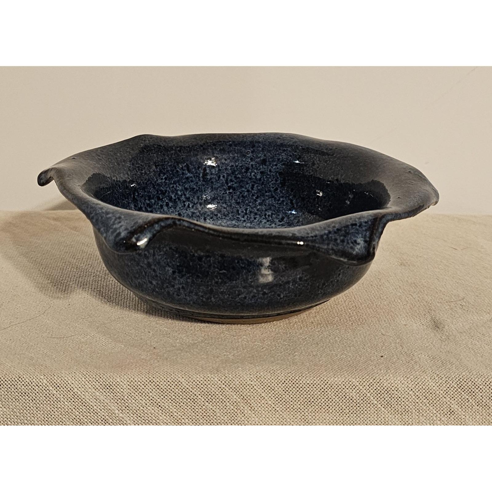 ヴィンテージアート陶器 ブルーデザイン エッジ付きボウル 7インチ×2.5