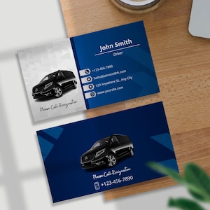 Puede incluir: Tarjetas de visita con un diseño azul y blanco. Una tarjeta presenta un gráfico de furgoneta negra y el texto "Please Call Revigwaston". La otra tarjeta tiene el nombre "John Smith" e información de contacto, incluido un número de teléfono y un sitio web.