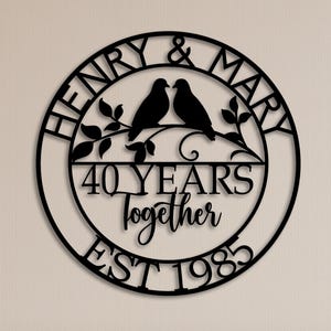 Regalo per il 40° anniversario, cartello per anniversario di matrimonio, regalo per anniversario di rubino, regalo per marito, cartello monogramma personalizzato, cartello in metallo con colombe