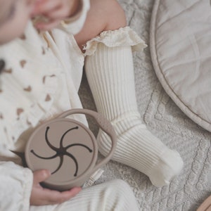 Gerippte Socken mit Spitze für Baby und Kleinkind, Rüschensocken, Knielange Strümpfe für Mädchen aus Baumwolle im Vintage Stil Bild 8