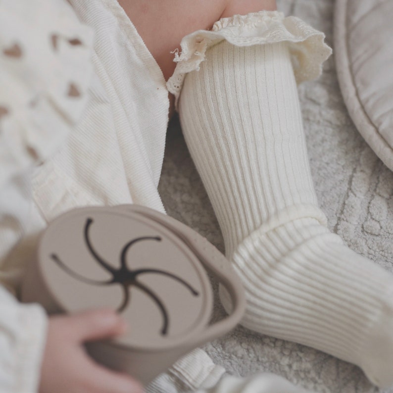 Gerippte Socken mit Spitze für Baby und Kleinkind, Rüschensocken, Knielange Strümpfe für Mädchen aus Baumwolle im Vintage Stil Bild 9
