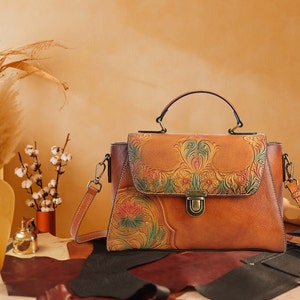 Bolsa colorida com motivos florais em relevo/bolsa de couro colorida pintada à mão/bolsa crossbody de couro vintage com ferragens rústicas/presente para ela