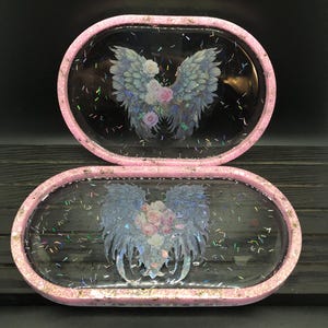 Bandejas en forma de alas en ángulo de 7 y 5,5 pulgadas en color negro y rosa, bandejas exclusivas para llaves, joyas y billeteras por menos de 20 dólares, alas de ángel negras con flores rosas y blancas