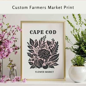 Puede incluir: Una impresión de arte imprimible en blanco y negro con un diseño floral y el texto "CAPE COD FLOWER MARKET".