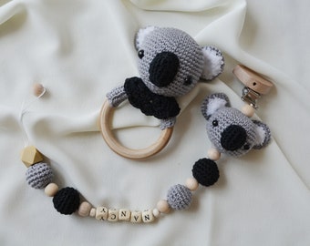 Hochet bébé koala au crochet et tétine personnalisée, jouets Montessori pour bébé, coffret cadeau bébé, anneau de dentition Amigurumi, coffret cadeau personnalisé pour bébé