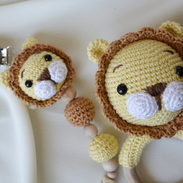 Hochet et tétine personnalisés au crochet pour bébé, hochet bébé lion, jouets bébé Montessori, coffret cadeau bébé, jouets sensoriels personnalisés, ensemble cadeau bébé