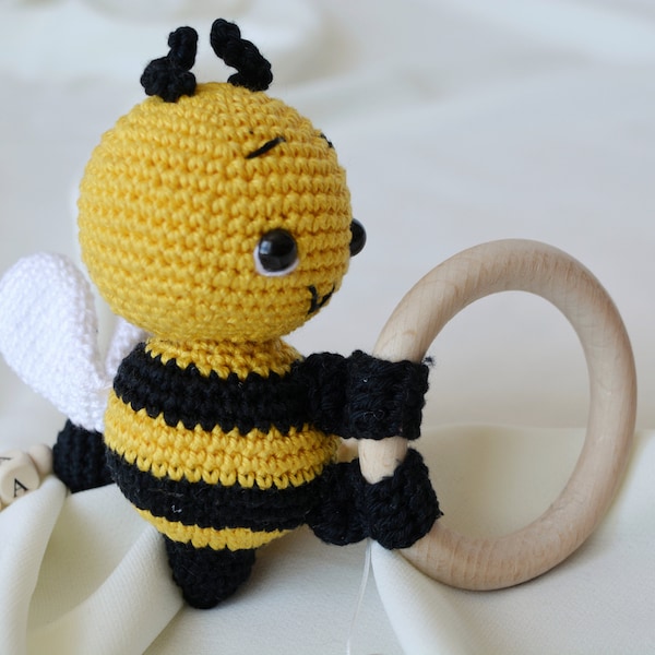 Hochet et tétine personnalisés au crochet pour bébé, hochet pour bébé abeille, jouets pour bébé Montessori, boîte-cadeau pour bébé, jouets sensoriels personnalisés, ensemble-cadeau pour bébé