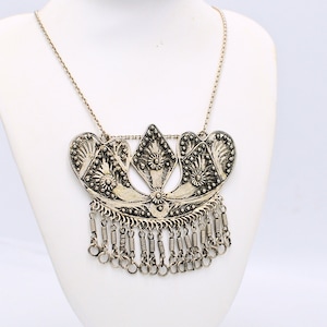 Collar con colgante de borla de filigrana vintage: estilo bohemio en tono plateado con cadena de plata de ley.