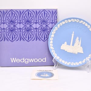 Boxed 1970 Wedgwood Christmas Plate: 1970 Trafalgar Square - Vintage Collectable Light Pale Blue Jasperware