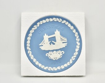 Boxed 1975 Wedgwood Christmas Plate: 1975 Tower Bridge - Vintage