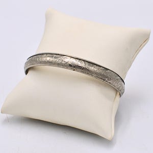 Pulsera de plata con diseño vintage grabado y diseño floral