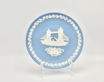 Boxed 1975 Wedgwood Christmas Plate: 1975 Tower Bridge - Vintage