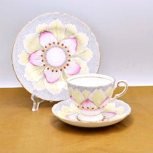 Toskanisches Bone China Trio: Poppy Lotus Teetasse, Unterteller & Teller